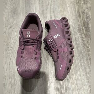 Womens On Cloud Running Shoes. Size 6.5.